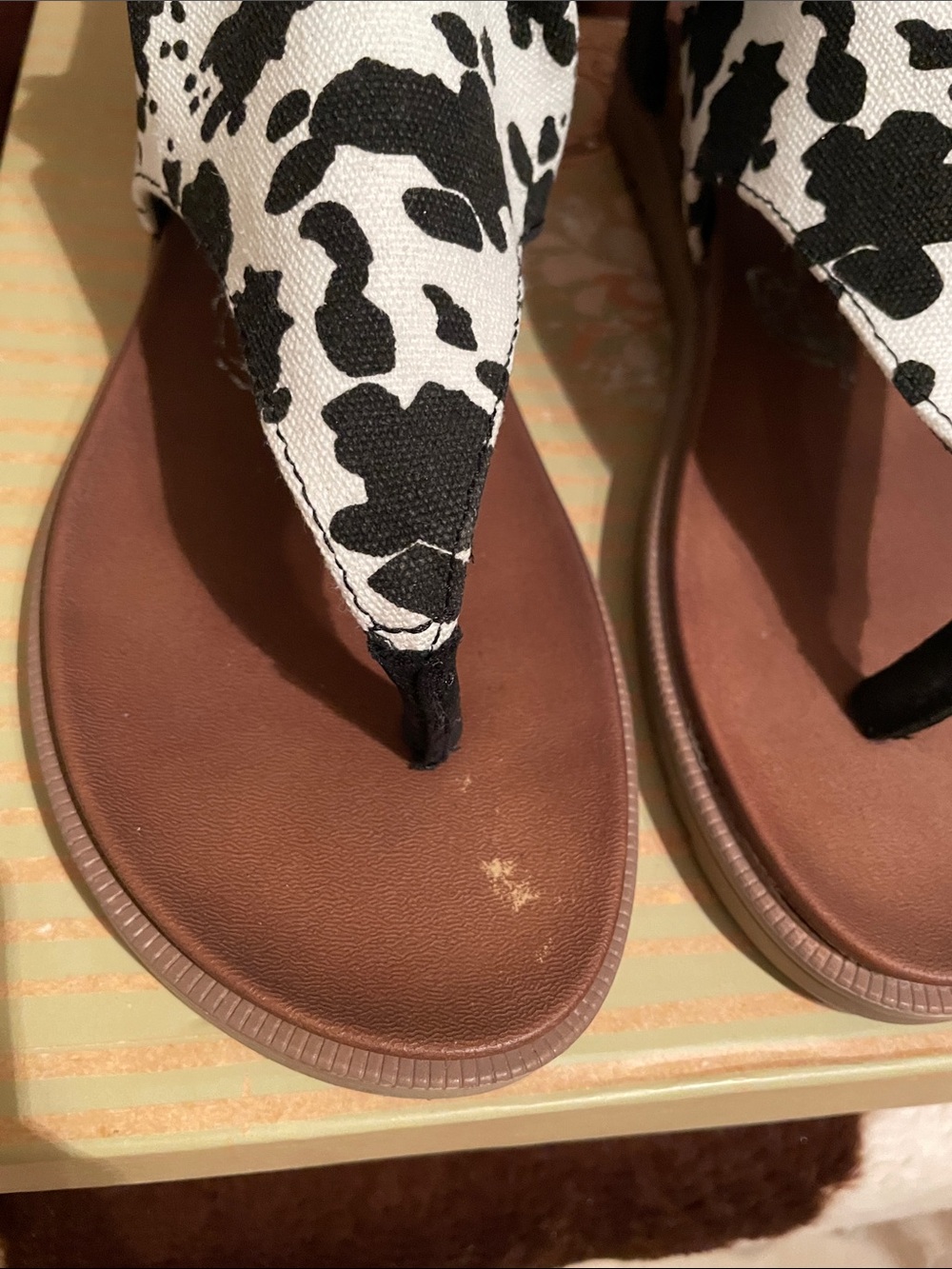 “Very G” Women's Black & White Cow-Print Thong Sandals! - Picture 2 of 7